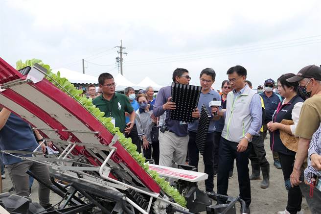 农委会主委陈吉仲（前左四）到云林县推广蔬菜机耕标准化，帮助农民省工省力顾品质。（张朝欣摄）