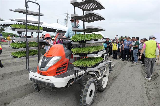 农委会「推动蔬菜机械代耕与农事服务体系」示范观摩会，全力推动产业机械化耕作模式。（张朝欣摄）