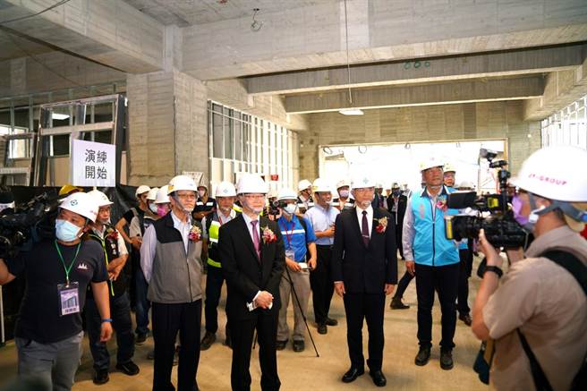 法务部调查局局长王俊力为了建立正确的职场工作环境、工安预防观念，防范工安职灾的发生，9日与劳动部职业安全卫生署前往调查局「中和调查园区」新建大楼工地，办理「职业安全卫生工地观摩」活动。（调查局提供）