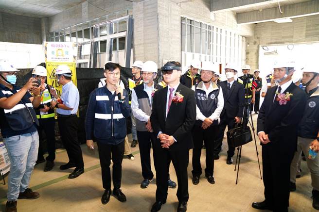 法务部调查局局长王俊力为了建立正确的职场工作环境、工安预防观念，防范工安职灾的发生，9日与劳动部职业安全卫生署前往调查局「中和调查园区」新建大楼工地，办理「职业安全卫生工地观摩」活动。（调查局提供）
