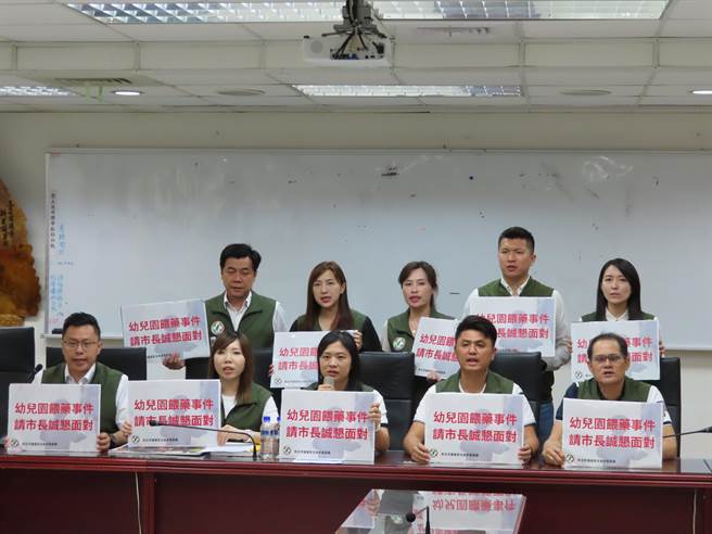 新北市议会民进党团要求侯友宜赴议会专案报告。（叶德正摄）