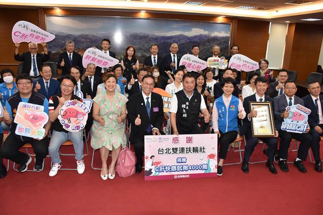 国际扶轮社台北双连扶轮社9日上午捐赠C肝快筛剂给苗栗县政府。（谢明俊摄）