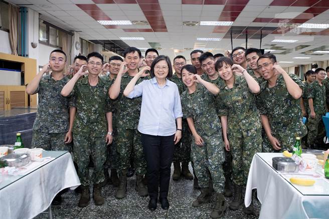 端午佳节将至，蔡英文勖勉南部地区部队，总统表示，国军是国家安全的守护者，政府会做国军坚实的后盾。（总统府提供）