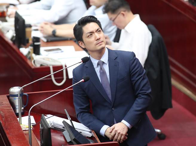 台北市长蒋万安9日赴议会进行市政总质询，回应市议员锺佩玲对自己的施政表现表示堪称及格，现场接受锺佩玲的现场考试问题6题中没有答对一题，陈怡君要求蒋万安对市政要更用心。（郑任南摄）