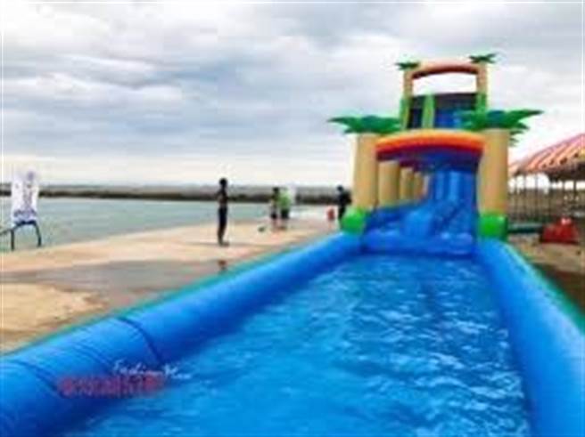 六龟观光休閒协会表示，7月将于宝来清水公园试办1个月巨型滑水道水上活动，免费让民眾玩水。(六龟观光休閒协会提供／林雅惠传真)