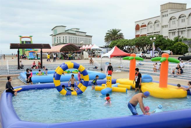 六龟观光休閒协会表示，7月将于宝来清水公园试办1个月巨型滑水道水上活动，免费让民眾玩水。(六龟观光休閒协会提供／林雅惠传真)