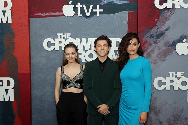 亚曼达塞佛瑞（图左起）、汤姆霍兰德、艾美罗素出席《拥挤的房间》纽约首映。（appletv＋提供）