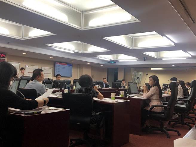 北市议员陈怡君9日在台北市议会教育委员会上提案兑换卫生棉政策扩大至高中，北市教育局长汤志民表示，教育部8月会先推动高中职学生试办，教育局也会配合推动。（张芷瑜摄）