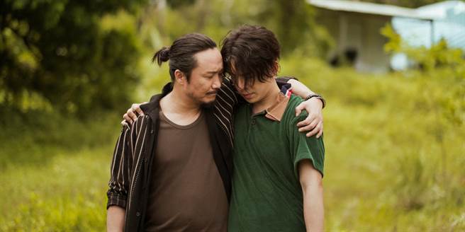 郑中基（左）吕爵安演出《死尸死时四十四》剧照。（华映娱乐提供）