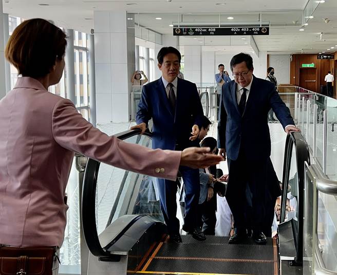 副总统赖清德（中）、行政院副院长郑文灿（右）。（曾薏苹摄）