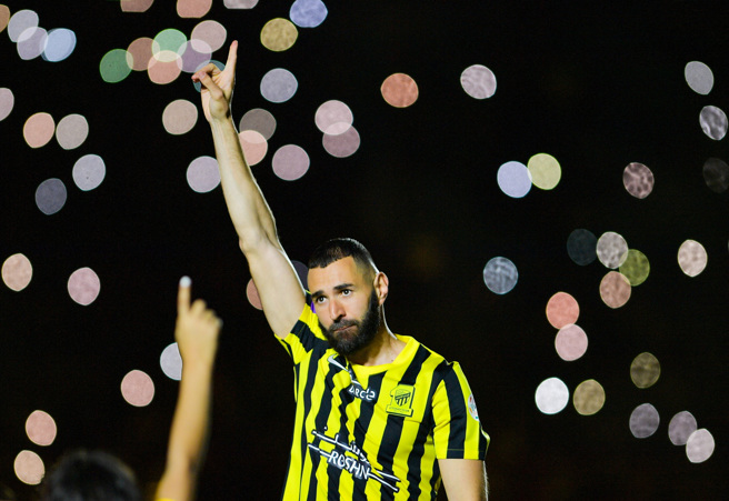 本泽马出席伊蒂哈德加盟仪式。（路透）