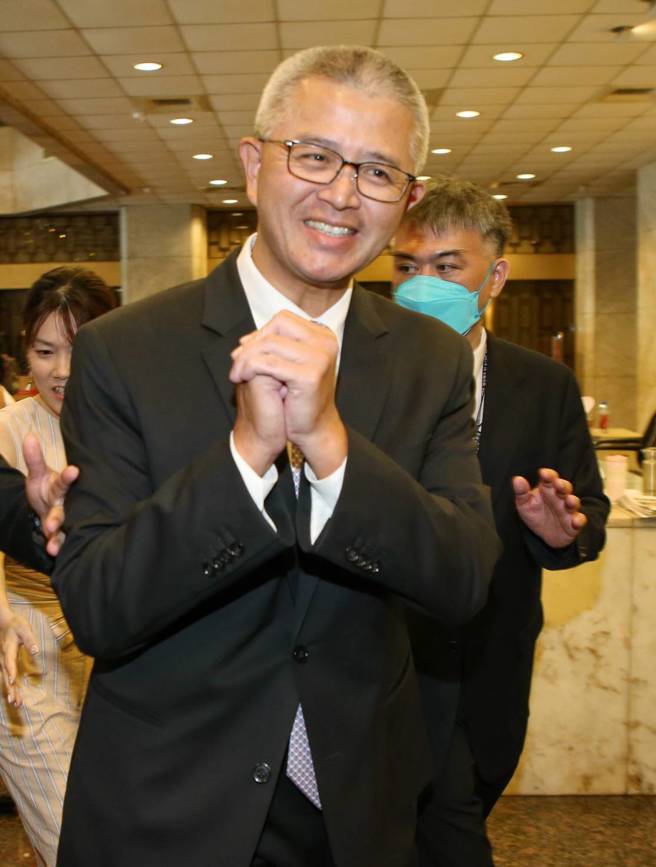 新光金改革派为首的洪士琪董事选举获胜后表示，「承先启后、任重道远」，取得三分之二的董事席次是「责任的开始」。新光金控股东会9日进行董事改选，包含12席董事、3席独立董事，最后新光金董事洪士琪（前）主导的改革派阵营在15席董事席次中拿下10席，吴东进主导的公司派阵营拿下5席，新光金正式变天。（赵双杰摄）