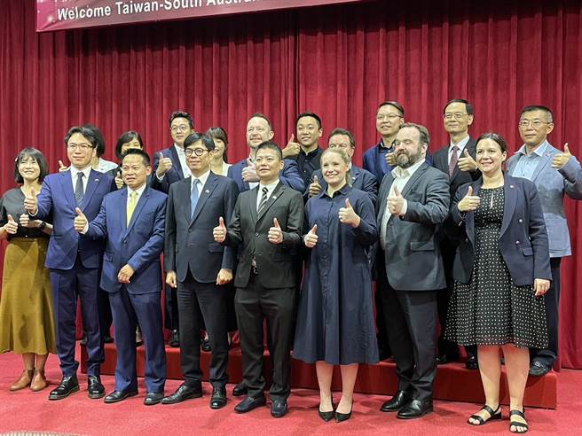 澳大利亚「南澳州议会跨党派友台小组」访问团9日参访高市议会。（洪浩轩摄）