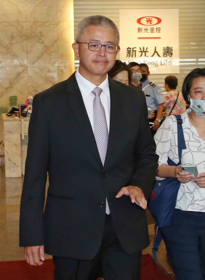 新光金控股东会9日进行董事改选，包含12席董事、3席独立董事，最后新光金董事洪士琪（前）主导的改革派阵营在15席董事席次中拿下10席，吴东进主导的公司派阵营拿下5席，新光金正式变天。（赵双杰摄） 