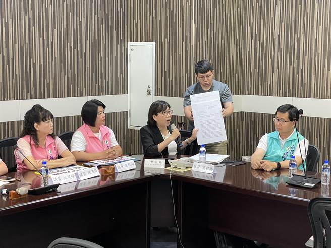 人本教育基金会中部办公室主任曾芳苑（中）提醒，教育处应立即启动普查，调查加害者任内所有学生及师长受害情形，并厘清加害者的犯案手法与脉络、是否有包庇隐匿情形。（南投县议员沈夙峥提供／潘虹恩南投传真）