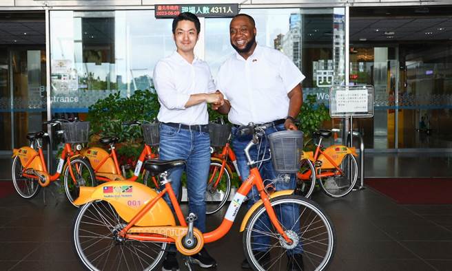 台北市长蒋万安9日捐赠50辆YouBike 1.0自行车给友邦圣克里斯多福及尼维斯，并由克国驻台代表范东亚（Amb. Donya Francis）代表受赠。（台北市政府提供／丁上程台北传真）