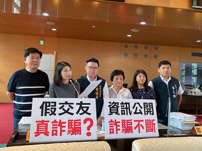 市议员张廖乃纶、陈政显、黄健豪、张瀞分、吴琼华、李文杰等人联合质询，抨击中央打诈不力，迟迟不明定交友公司的定型化契约应记载及不得记载事项。（张亦惠摄）
