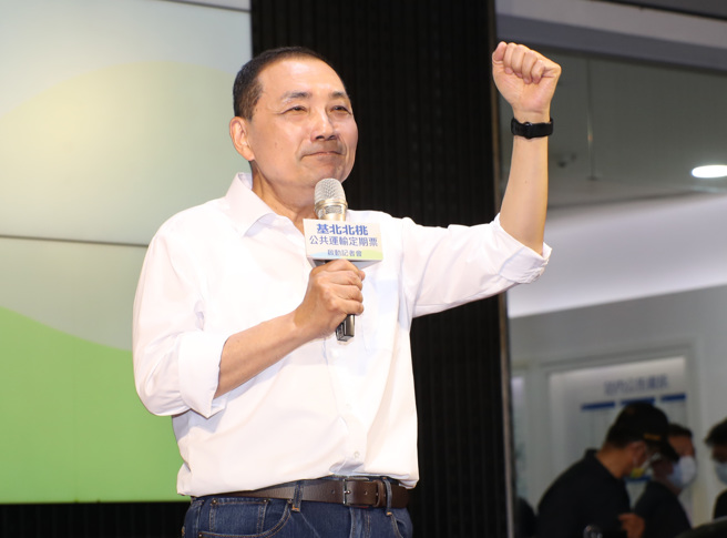 新北市长侯友宜（图）9日偕同台北市长蒋万安、桃园市长张善政及基隆市长谢国梁出席基北北桃公共运输定期票启动记者会，致词时表示这项基北北桃都会通每月1200元政策需要中央3年200亿的补助，如果中央不补助，地方政府很难筹措财源；侯友宜接着强调，没关系，等他当上总统会全力支持这项政策，就不会有问题。（郑任南摄）