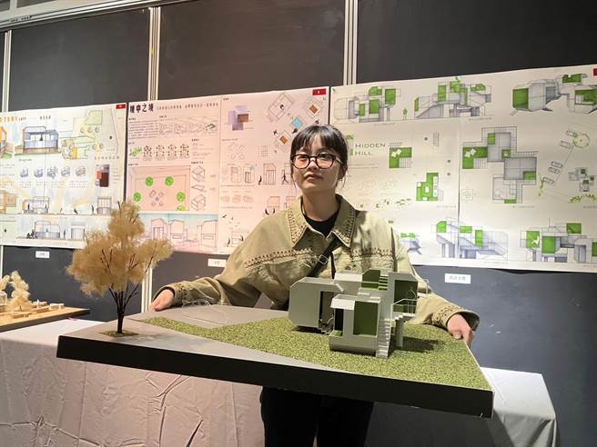 获得「空间设计组」设计大奖得主邹采廷，其作品「Hidden Hill」在校内草皮上以航空货柜堆迭成休憩空间，让学生可以有个放松心灵的角落。（长荣航空提供／陈佑诚传真）