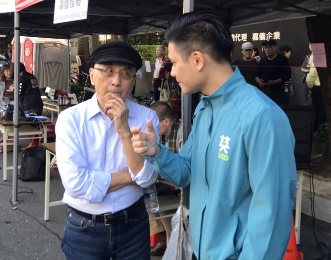 吴怡农的父亲吴乃德（左）。（张颖齐摄）