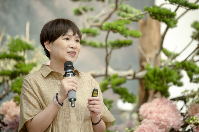 冠德玉山教育基金会独立制作《名人书房》主持人詹庆龄，分享推展「鼓动阅读，建筑教育」理念及访问名人深度阅读的启发和环岛走读台湾各具风格独立书店的故事。图／惠中寺提供