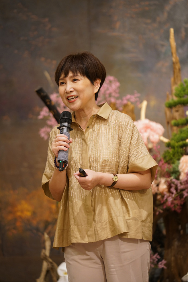 冠德玉山教育基金会独立制作《名人书房》主持人詹庆龄，分享推展「鼓动阅读，建筑教育」理念及访问名人深度阅读的启发和环岛走读台湾各具风格独立书店的故事。图／惠中寺提供