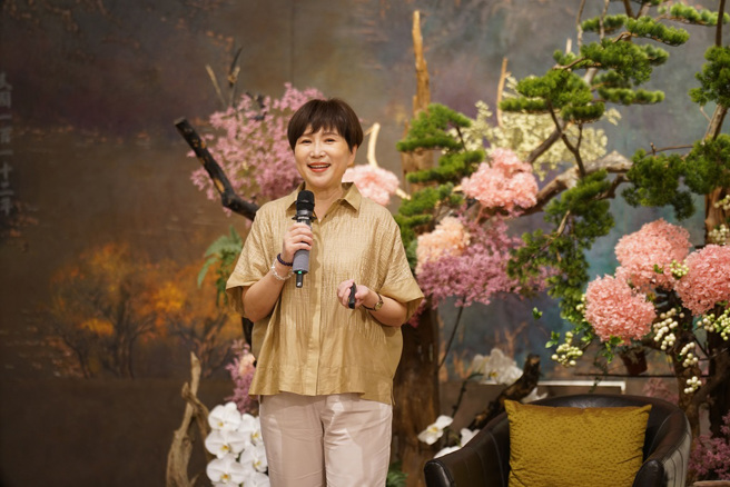 冠德玉山教育基金会独立制作《名人书房》主持人詹庆龄，分享推展「鼓动阅读，建筑教育」理念及访问名人深度阅读的启发和环岛走读台湾各具风格独立书店的故事。图／惠中寺提供