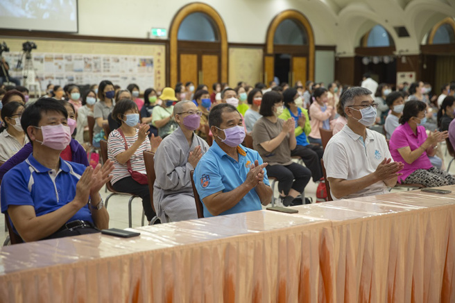 冠德玉山教育基金会独立制作《名人书房》主持人詹庆龄讲座，在讲座中分享「阅读传爱」，说到精采处，现场观眾鼓掌。图／惠中寺提供