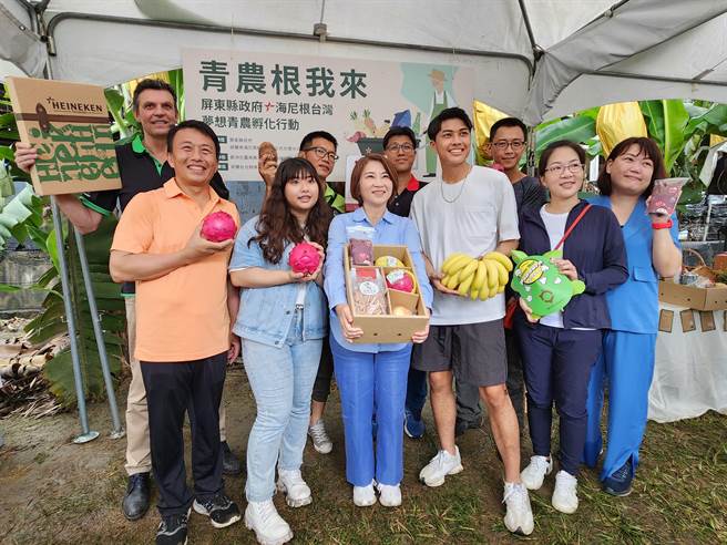 海尼根支持屏东青农，屏东县长周春米与入选青农合影。(屏县府提供)