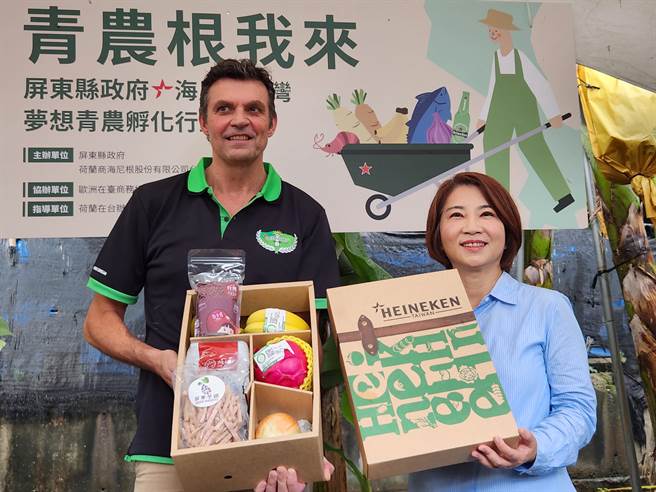 屏东县长周春米与海尼根台湾供应链总监 Pieter van der Meulen。(屏县府提供)