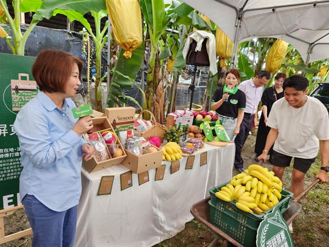 屏东县长周春米与海尼根协助推广青农。(屏县府提供)