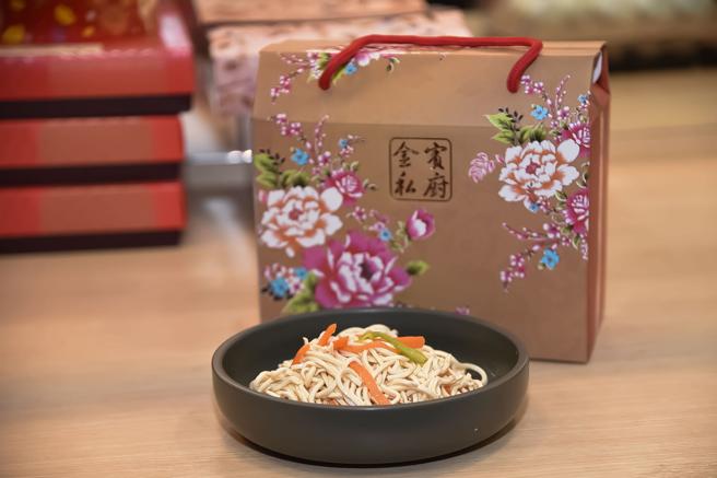 金宾食品即日起至6月30日推出店内消费满888元限量赠送招牌干丝1盒。（固力狗提供）