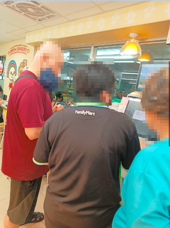 有民眾在7-11看到有全家店员衝进店里，协助长辈操作事务机，画面曝光后，让许多网友忍不住竖起大拇指。（图／取自脸书《爆废公社二馆》）