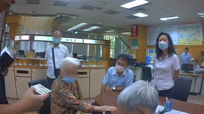 诈骗集团宣称可代办车祸高额理赔金，云林县老夫妇差点被骗70余万积蓄。（斗六警分局提供／张朝欣云林传真）