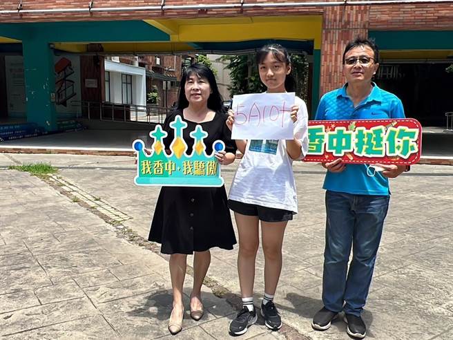 国中教育会考成绩出炉，香山高中校长洪碧霜表示，学校国中部同学彭若竹夺5A10＋的成绩，全校师生皆为他喝采。（新竹市政府提供／王惠慧新竹传真）