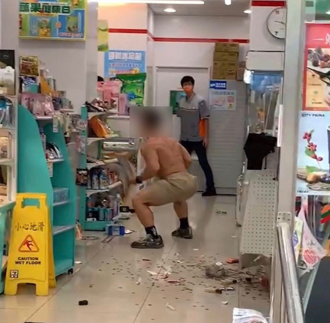 今(9)日超商浩克「现任」女友PO动态，晒出结婚证书照片。（中时资料库）