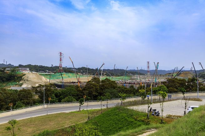 台积电于竹科宝山所兴建的4座二奈米厂，已全面启动。近期更传出将召集逾千人研发部队，在竹科宝山晶圆20厂领先全球量产2奈米。(图/甲山林集团提供)