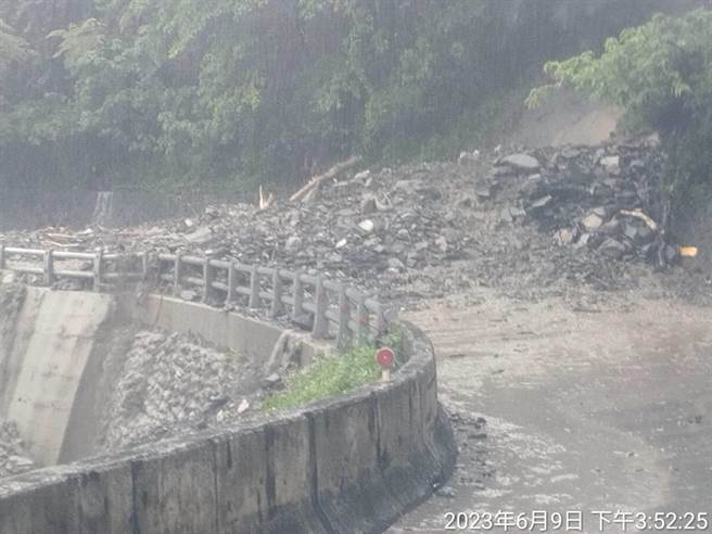 旧苏花公路39.8公里处因上边坡坍方，道路中断。（公路总局第四区工程处提供）