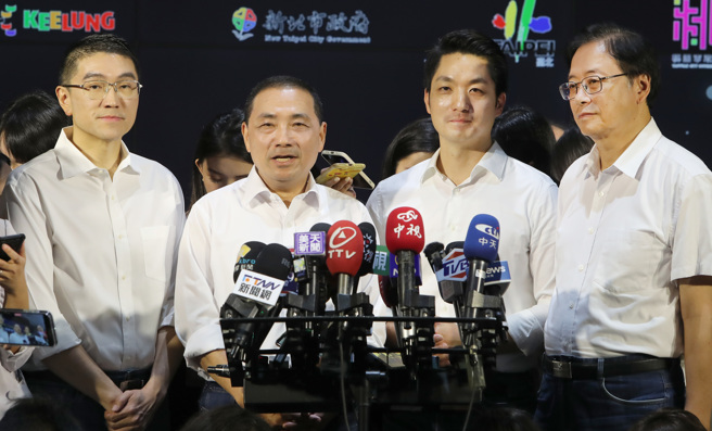 基隆市长谢国梁（左起）、新北市长侯友宜、台北市长蒋万安及桃园市长张善政9日出席基北北桃公共运输定期票启动记者会，一同接受媒体联访。（郑任南摄）