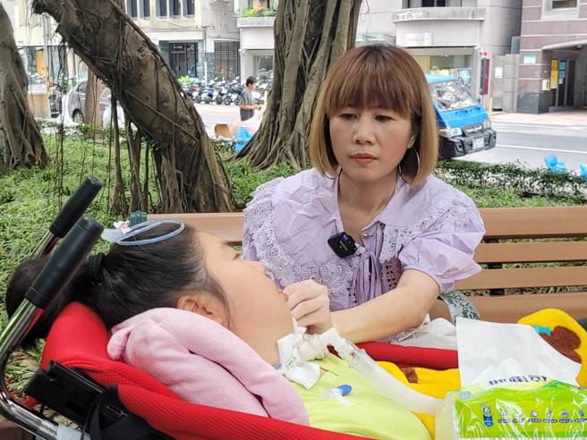 暖妈守护植物人爱女11年。（图／王绍羽）