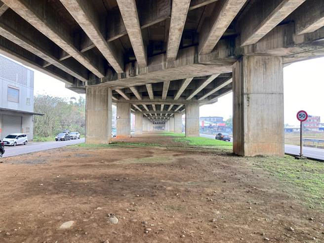 桃园市平镇区台66线快速道路桥下空间活化持续规画中，区公所已请交通局向公路总局协调，盼于编号124至134桥墩空间设收费停车场。（市议员王佩毓提供／蔡明亘桃园传真）