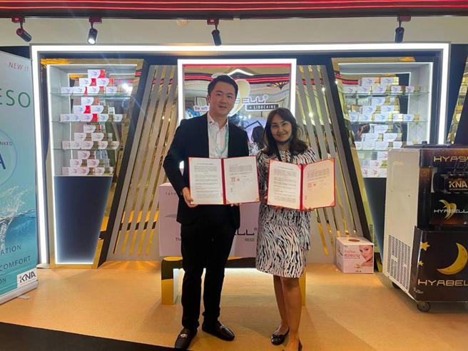 （晶钻总经理谢佳宪(左)与KNA CEO Dr.Atcha Noonkhan(右)签订经销合约。图／业者提供）