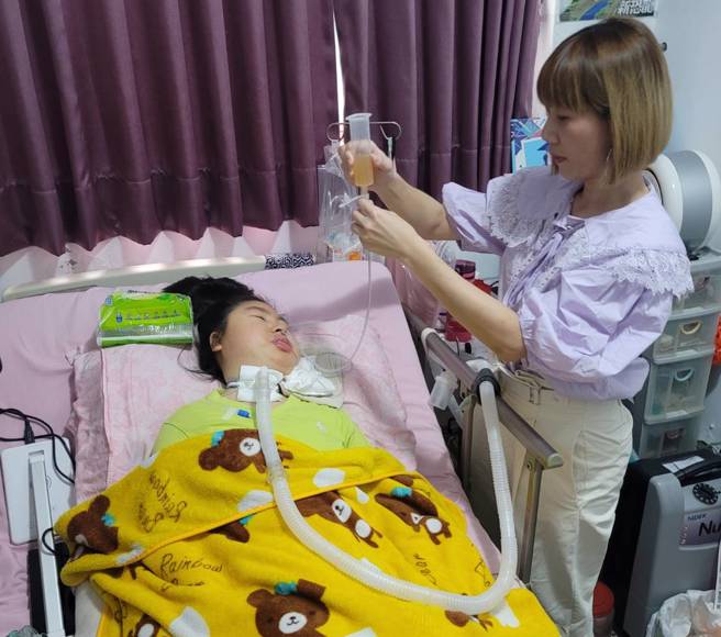 看不到底的支出更是让她陷入低潮，甚至卖掉一栋房。（图／王绍羽）