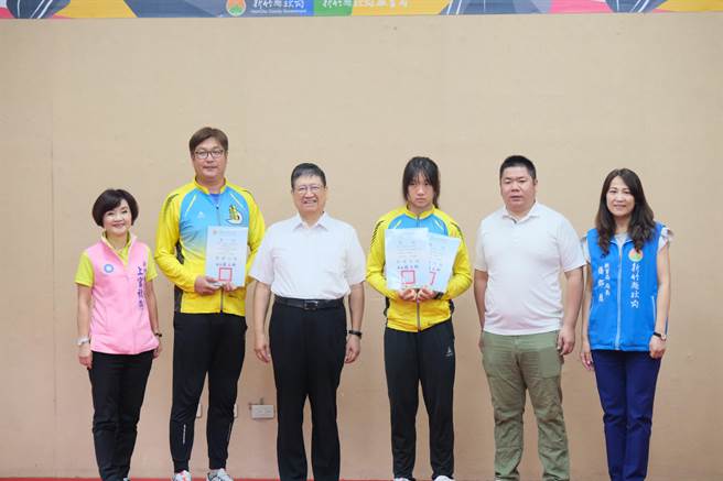 最强国中生林沛萱（右三）9日上午接受新竹县长杨文科（右四）表扬，杨文科表示将打造优质环境提供给运动员。（邱立雅摄）