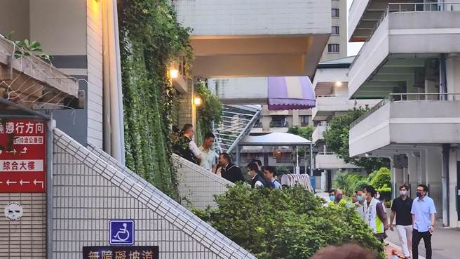 新北市长侯友宜在今日晚间6时许，从莒光国小侧门进入，步入说明会场。（黄敬文摄）