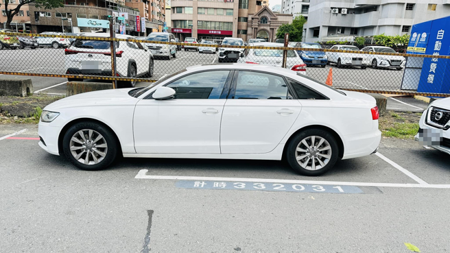 女驾驶停路边车格，但车子尾部已接近车格线，仍无法将车子全停进去，不禁PO网抱怨。（翻摄自脸书爆料公社）