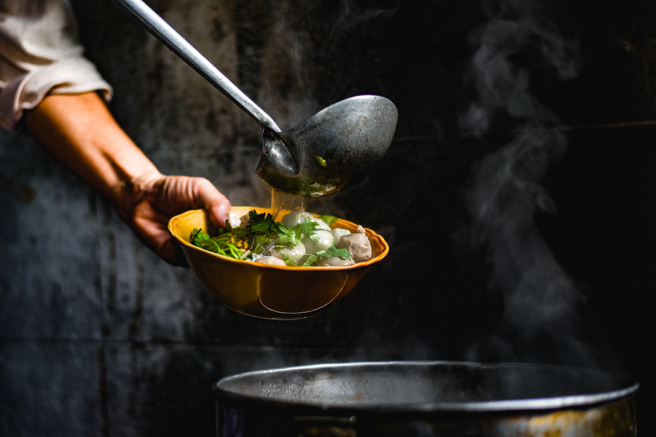 一家庭六口人某天晚上挂急诊，结果是一锅汤引发的食物中毒。（示意图／Shutterstock）