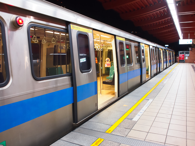 一位女子搭乘捷运时，在地上发现一条疑似穿过的黑色蕾丝内裤。（示意图／shutterstock）