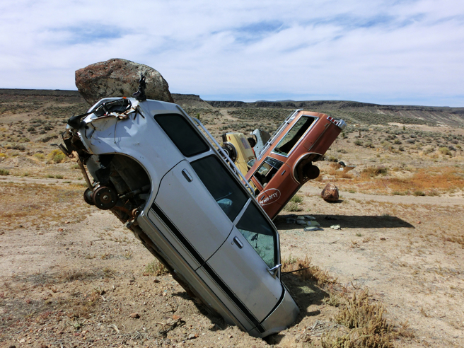 路边停车格太小，女驾驶停妥后车头仍在车格外，有网友开玩笑表示「可以立起来停」。（示意图/shutterstock）