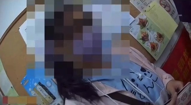 警方获报后立即派员至现场埋伏，顺利逮捕犯嫌，全案询后依诈欺罪嫌移送士林地方检察署侦办。（翻摄画面）